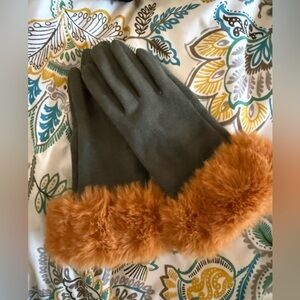 Elegant Fur-Trimmed Gloves